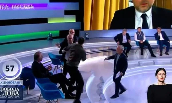 V IDEO: Un journaliste et un politicien pro-rus ukrainiens ont lancé le spectacle
