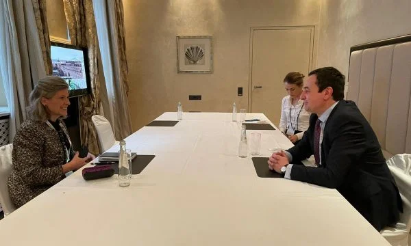 Kurti Treffen mit US Senator Ernst, Gespräch über NATO