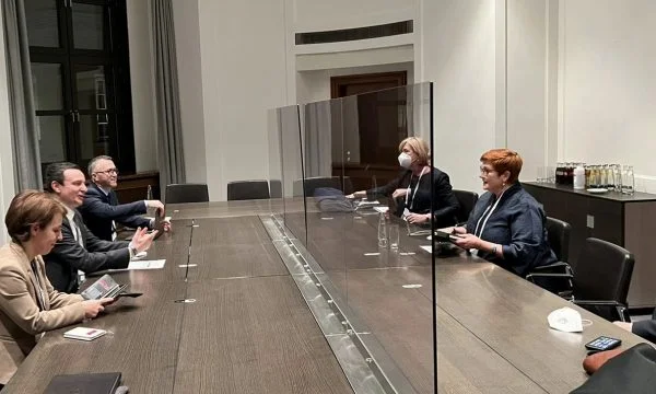 Roccia al centro: La Gervala Kurt incontra così il diplomatico australiano