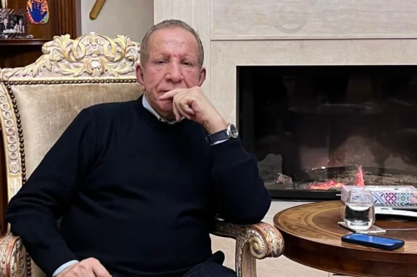 Behgjet Pacolli si è concentrato davanti allo schermo del Grande Fratello, chiede: Chi vince stasera?