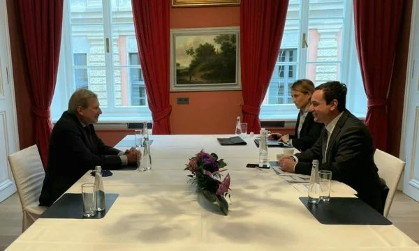 Kurt trifft auch mit Hahn, letzterer gibt einige Versprechen