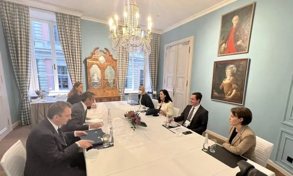Kurti, Osmani e Gervala insieme chiedono il primo ministro greco per il riconoscimento