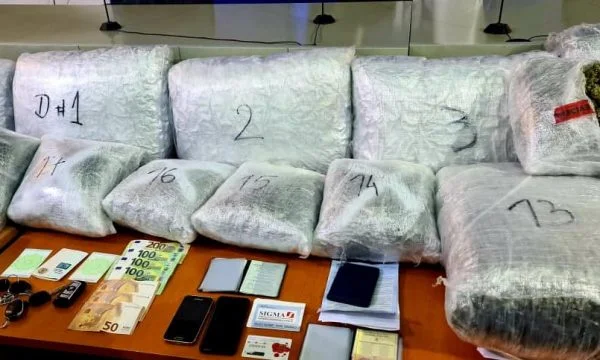 Die Haft von sechs Gefangenen, die bei 32kg Marihuana in Suhareka gefunden wurden
