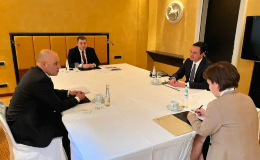 Kurti en Munich se encuentra primero con el nuevo primer ministro, contando sus éxitos