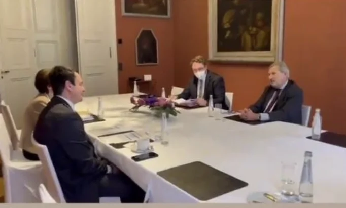 Kurt a la nueva audiencia en Insta: conocí al Comisionado Hahn, pidió ayuda en su empleo.