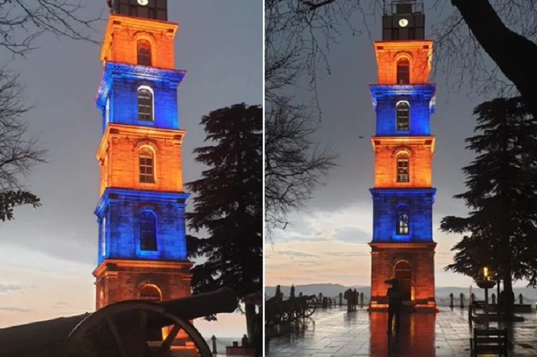 Türkeis Uhrturm mit Kosovo Flagge Farben