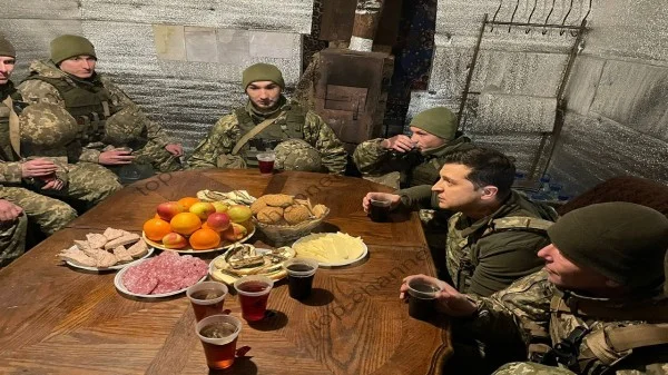 Vestito in uniforme militare, dove si è rivelato il presidente dell'Ucraina