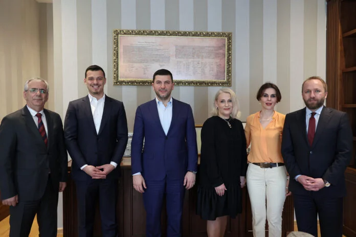 Memli Krasniqi visite les familles Hashim Thaci, Kadri Veselins de Jakup Krasniqi
