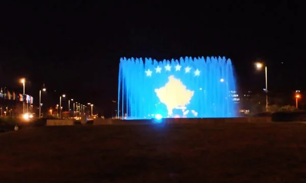 bandera de Kosovo iluminada en la fuente de Zagreb