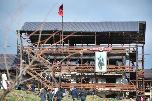 Kosova po digjej në flakë: Një flamur nga Vlora erdhi në Prekaz (Historia)