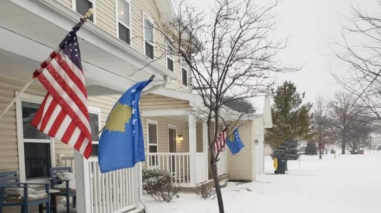 Les familles américaines placent les drapeaux du Kosovo devant les maisons pour la Journée de l'indépendance