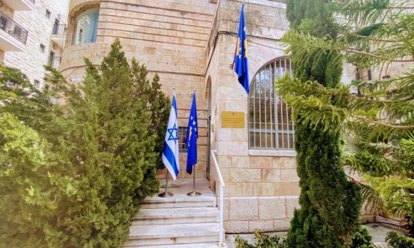 Israelischer Chef mit Kosovars emblazoned: Wir lieben es, dass Ihre Flagge bei der Botschaft in Jerusalem Wellen