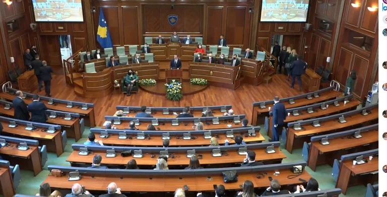Kurti flet sikur në ndonjë interpelancë: PDK dhe LDK lëshojnë sallën