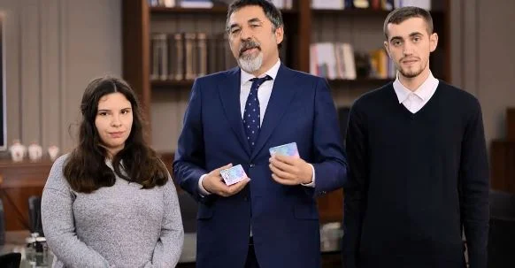 Mëmë Shqipëria ia jep lejet e qëndrimit dy kosovarëve në përvjetorin e Pavarësisë