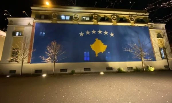 Bashkia e Tiranës mbulohet nga flamuri i Kosovës