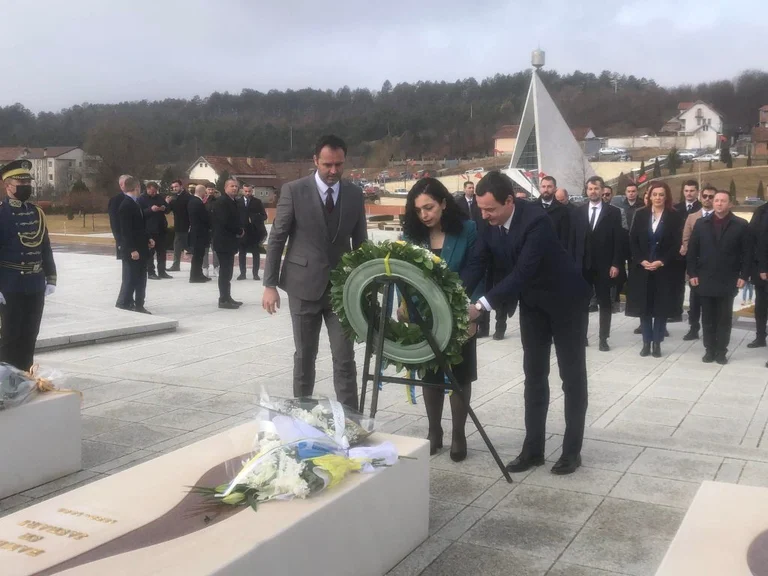 Osmani, Konjufca e Kurti bëjnë homazhe në Prekaz
