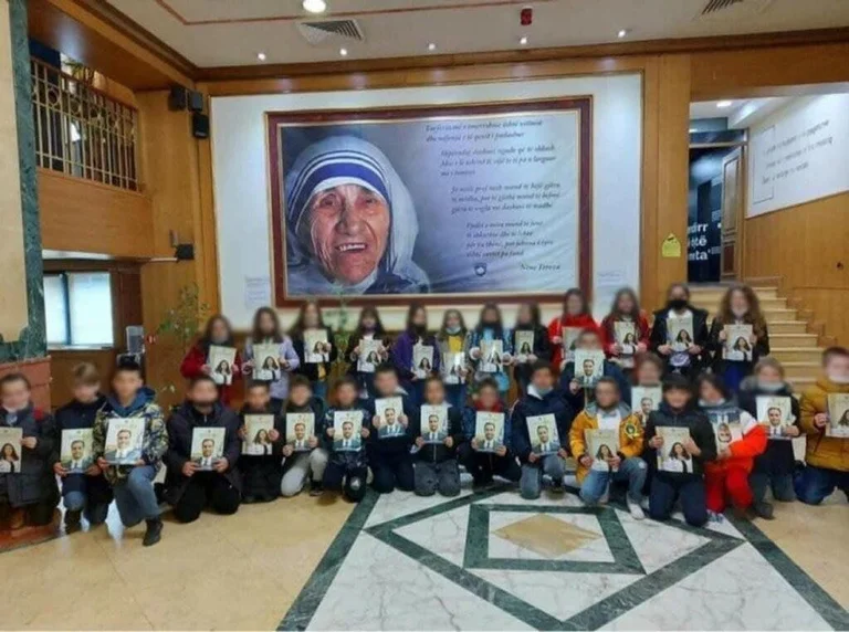 Sibel Halimi: Në prapavijën e humanistes Nënë Tereza dhe në shtëpinë e ligjeve ndodhë një ‘lavdi marrëzisë’
