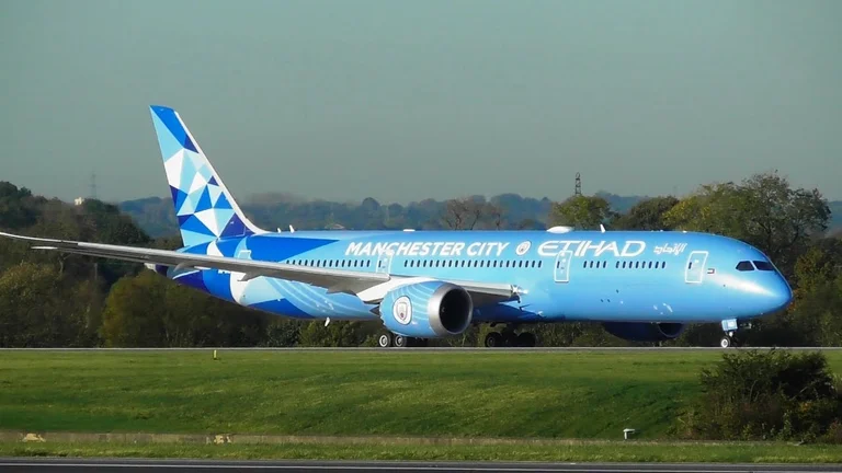 Aeroplani që po barte futbollistët e Manchester Cityt bën ulje të detyrueshme, kjo është arsyeja