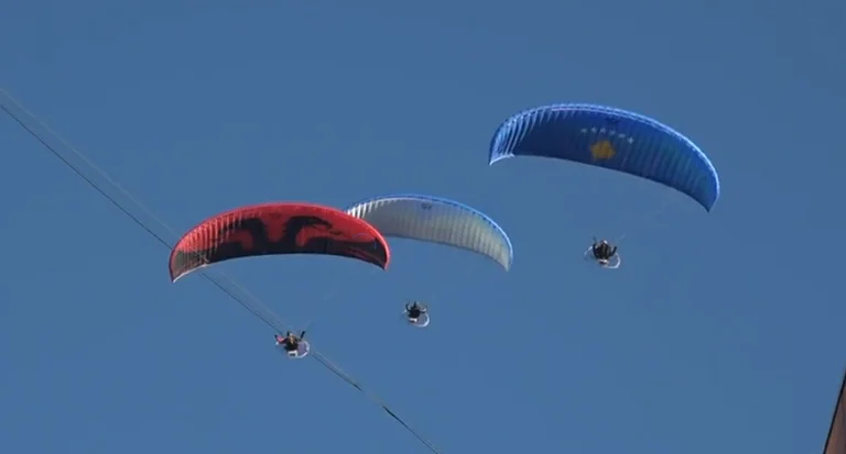 Festë në qiell, në Prishtinë lëshohen parashutat me flamujtë e Kosovës dhe atë kombëtar