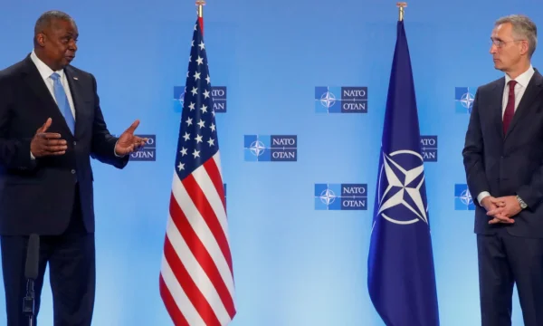 Sekretari amerikan i Mbrojtjes bisedime me NATO-n rreth krizës Ukrainë-Rusi
