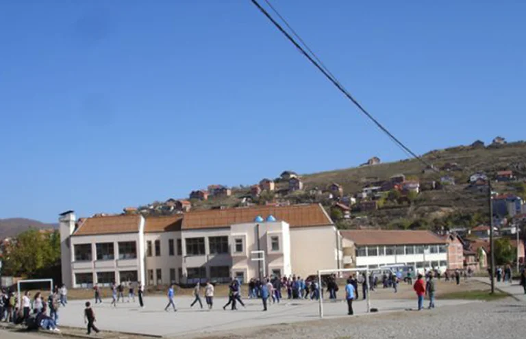 Tmerrohet i mituri nga Prishtina – dy persona tentojnë ta rrëmbejnë sapo doli nga shkolla
