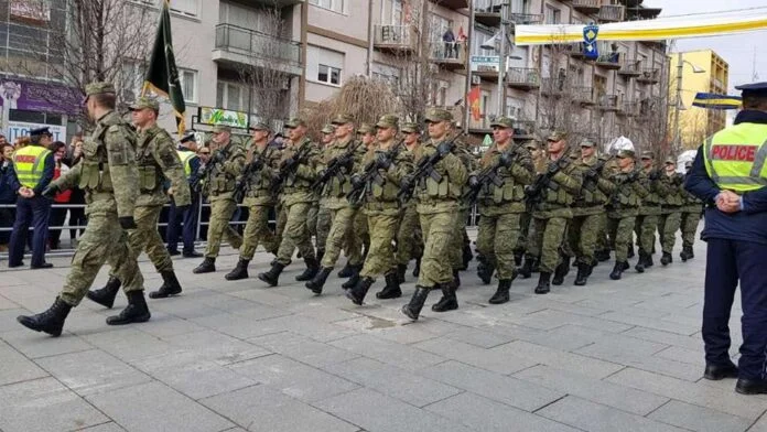 FSK-ja dhe Policia e Kosovës nesër parakalojnë në shesh, bëhet thirrje për dalje masive