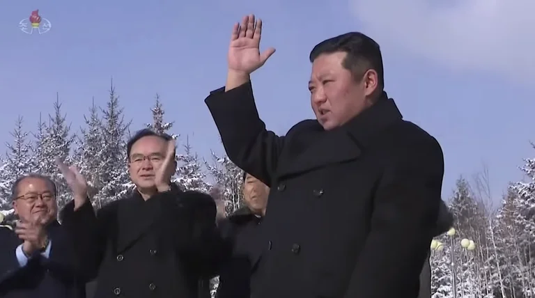 Ditëlindja e Kim Jong Ilit: Populli i uritur ia feston ditën ‘Yllit të Shkëlqyer’