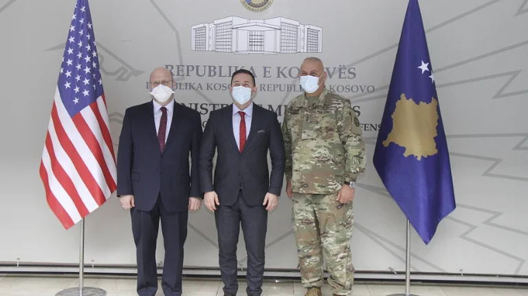 Gjenerali dhe ambasadori amerikan zotohen për ndërveprim me ushtrinë e Kosovës