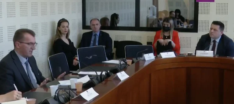 Bekë Berisha me ironi: Po thuhet që nuk gjendet kriminel për ilaç, se Xhelal Sveçla ua ka humb farën