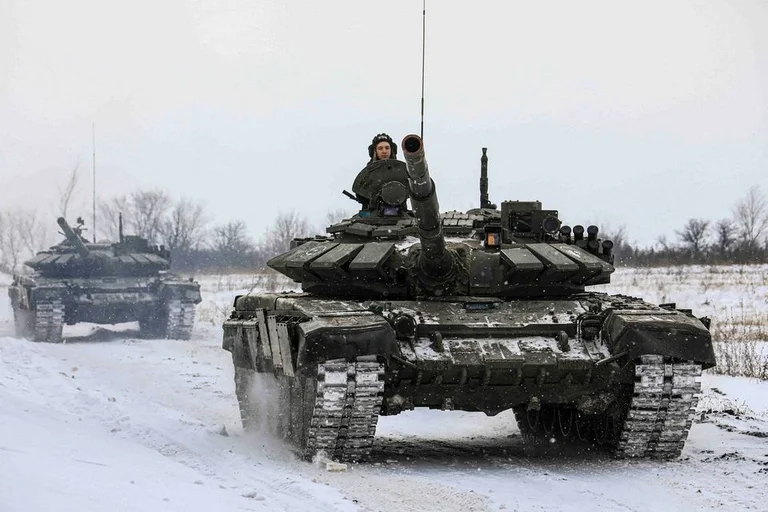 Publikohen pamje të tërheqjes së tankeve ruse nga kufiri me Ukrainën