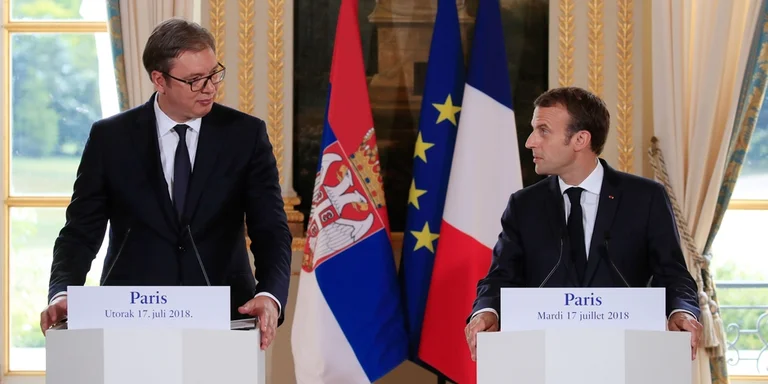 Macron letër Vuçiqit: Marrëveshja finale Kosovë-Serbi të arrihet në muajt në vijim