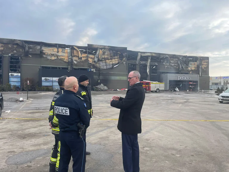 Deklarohet kryetari i Ferizajt për zjarrin në market atje