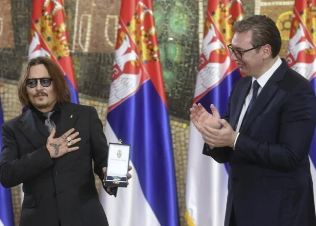 Johnny Depp accetta un grande premio da Vuciqi: vorrei vivere in Serbia