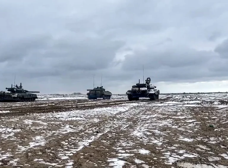 Rusia tërheq një pjesë të trupave nga kufiri me Ukrainën