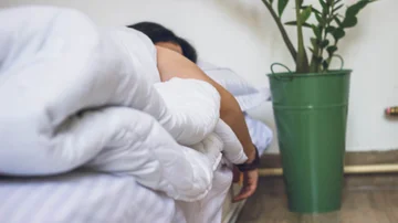 Is it healthier to sleep without the inside?