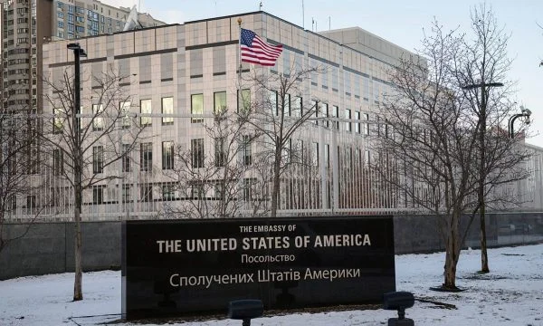 Pas frikës së pushtimit, SHBA zhvendos stafin e mbetur të Ambasadës në Kiev