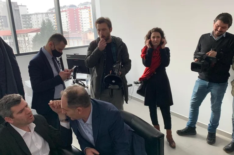 Zeynep torna alla struttura ZRE, ma non al suo ufficio.
