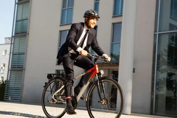 Les pagan para ir a trabajar en bicicletas