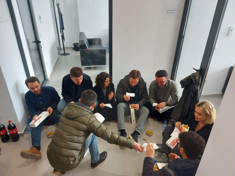PSD vazhdon aksionin, ushqehen në zyrat e ZRRE-së