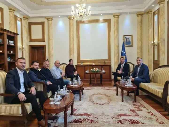 Akademik Bahtiri me kushëri ia ‘zënë derën’ Konjufcës, e bisedojnë çështjen e pagesës së rrymës