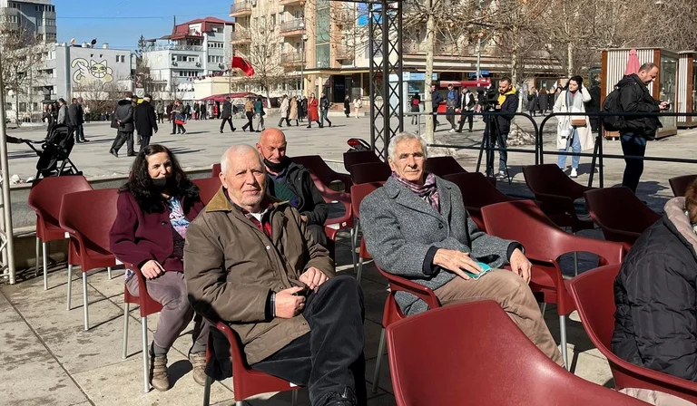 Ambasada amerikane me thirrjen më të lezetshme: Ua sollëm edhe 500 mijë, dilni me të dashurit tuaj në ‘Zahir Pajazit’ e vaksiohuni
