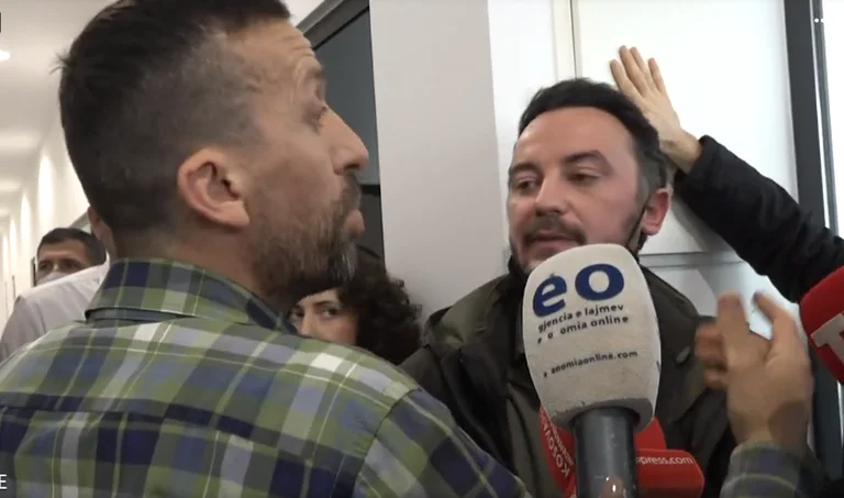 Punonjësi i ZRRE-së i kërkon Molliqajt të mos e ndalin siguresën e rrymës, i reagon aktivisti