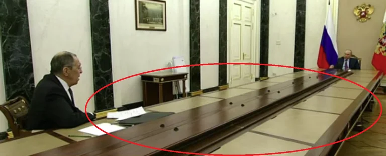 Putin bisedë për Ukrainën në tavolinë super të gjatë edhe me Lavrovin: Paranojë apo superfuqi?