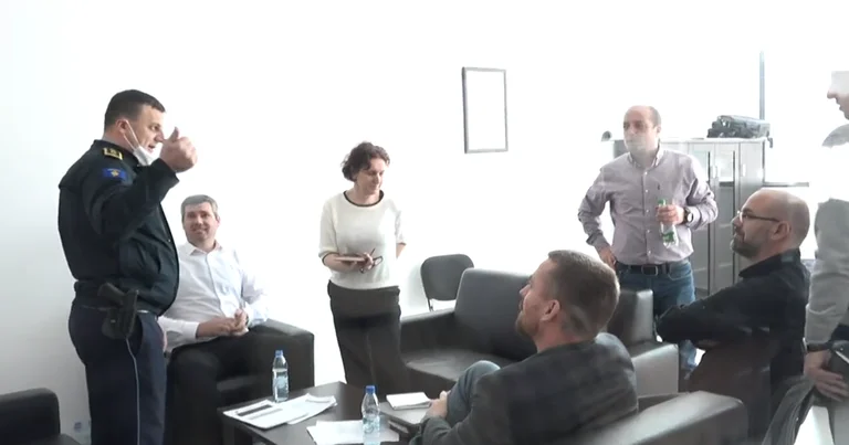 Policia në ZRrE: Herë flasin me Molliqajn në koridor, herë me Bordin në zyre