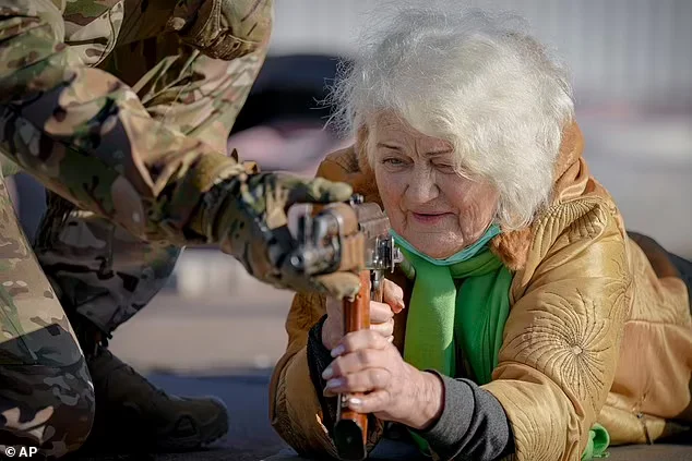 79 vjeçare por ukrainasja me AK-47 në duar në pritje të Rusisë