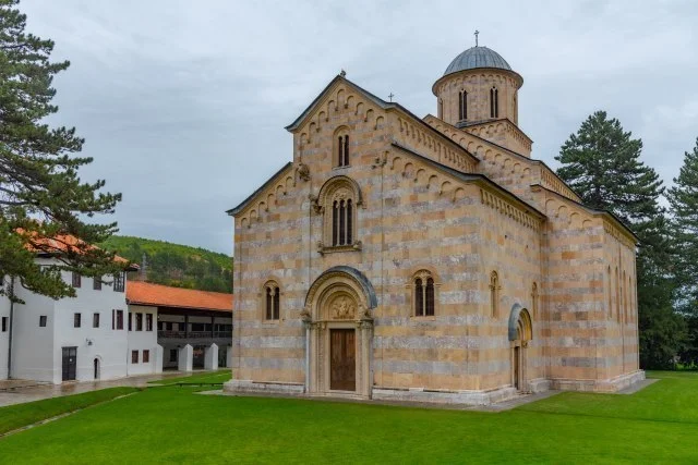 Peshkopi Irinej i ankohet sekretarit Blinken për manastirin e Deçanit