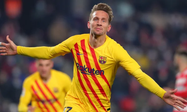 De Jong e shpëton Barcelonën nga humbja kundër Espanyolit në derbin dramatik të katalonasve