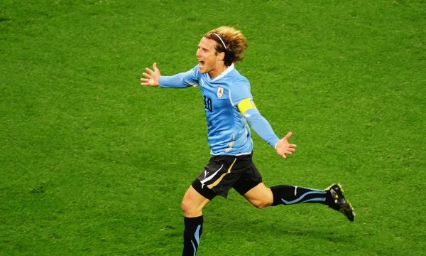 Diego Forlan i rikthehet futbollit në moshën 42-vjeçare