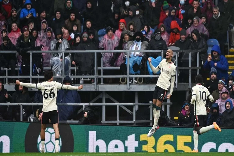 Liverpooli mposht Burnleyn, Tottenhami regjistron humbjen e tretë radhazi