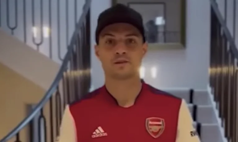 Granit Xhaka shkruan në fanellë emrin e konkurrentit të Big Brother